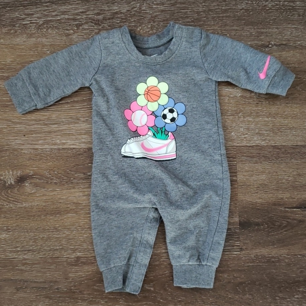 Nike Baby Girl Outfit, Grey Graphic Long Sleeve Onesie 3M, sports pajamas